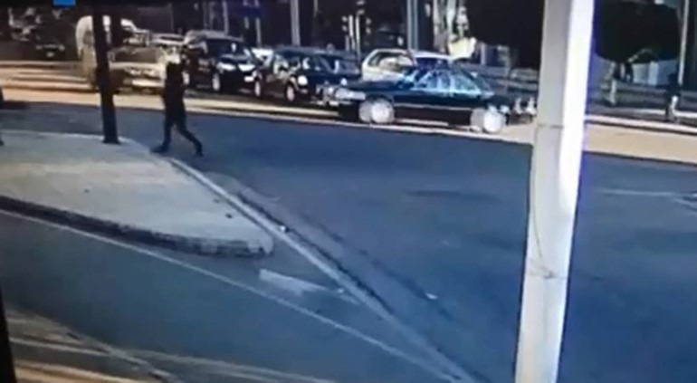 بالفيديو...نجاة امرأة بأعجوبة من حادث سير مروع في صيدا