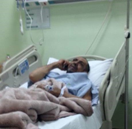 معتل نفسي في السعودية يطعن إمام مسجد سبعيني فور انتهائه من الصلاة.. وأمير الرياض يطمئن عليه