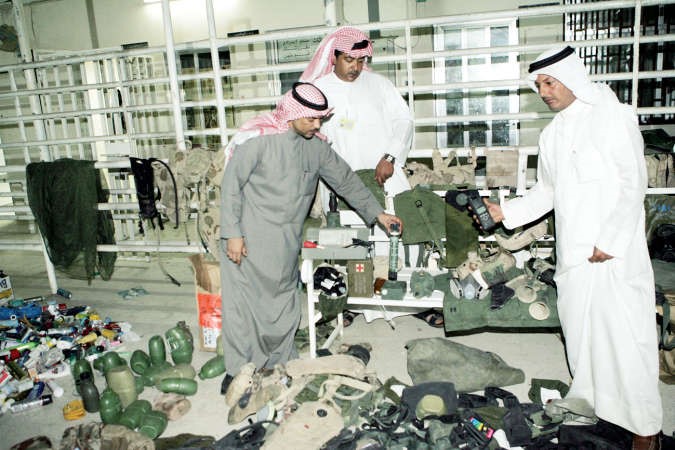 صورة ارشيفية لضبط ملابس ومعدات عسكرية تباع في سوق الجمعة