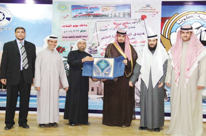 دعبدالله الكندري مكرما الشيخ حمود العلي ممثل راعي الحفل ﻿