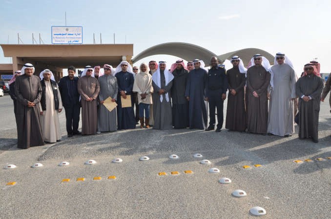مدير عام الادارة العامة للجمارك خالد السيف ومساعد مدير المنافذ الحدودية عدنان القضيبي ومراقب المنفذ فهاد سعد العجمي ومساعد المراقب بلال الخميس مع الحضوراحمد علي
