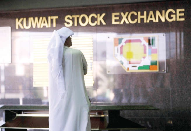 مستثمر وقف حائرا امام ازمات التراجع وتاثيرها على سوق الاجل