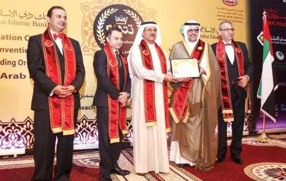 الناهض يتسلم الجائزة من وزير الاقتصاد الاماراتي 
