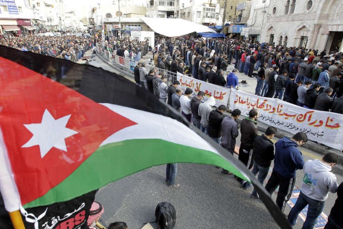 تجمع اردني عقب صلاة الجمعة الماضية للتنديد بارهاب داعش والمطالبة بحرية الطيار معاذ الكساسبة افپ