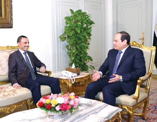 الرئيس المصري عبدالفتاح السيسي مستقبلا رئيس مجلس الامة مرزوق الغانم في القاهرة امس
