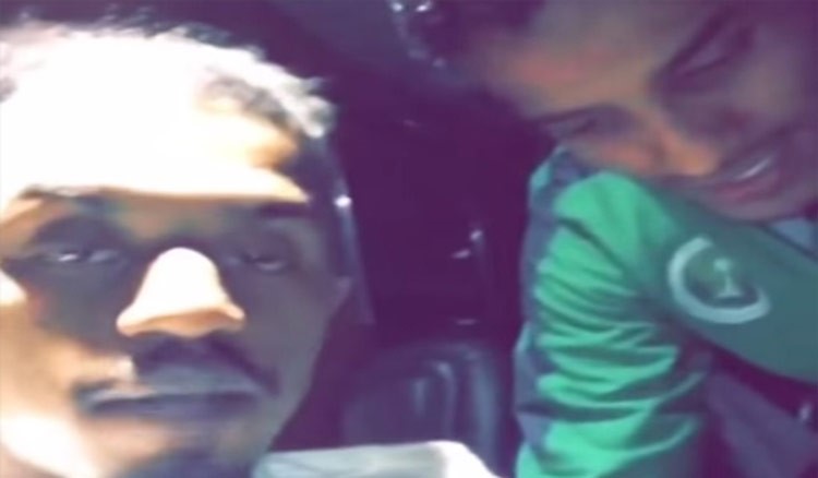 بالفيديو.. لاعب المنتخب السعودي هزازي يطعم زميله المكسور في الطائرة 