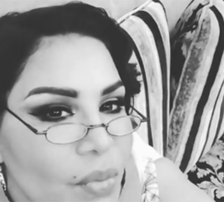 بالفيديو.. أحلام بنظارة طبية وتصوير أبيض وأسود تطرد منتقديها: يلا برا