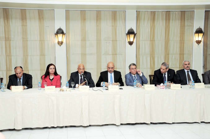 السفير عمرو معوض وعبدالكريم سليمان وهالة البشلاوي خلال اللقاء مع ابناء الجاليةانور الكندري