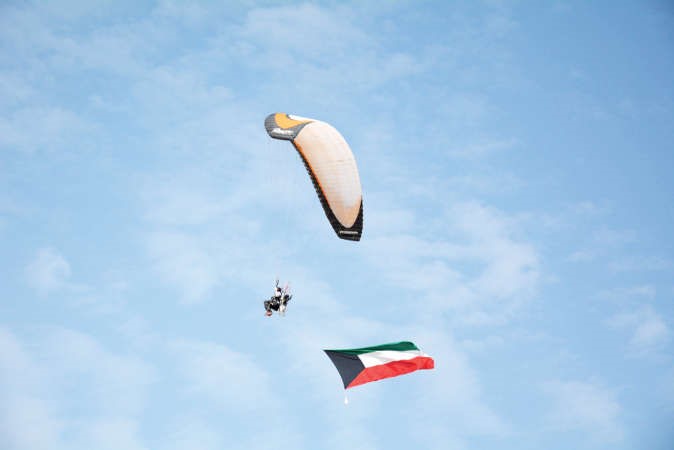 طائرة شراعية تحمل علم الكويت ﻿