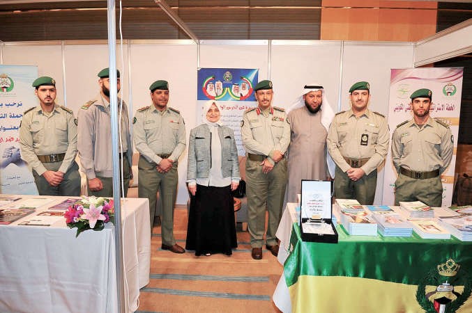 الوزيرة هند الصبيح وجمال الدوسري في جناح الحرس الوطني على هامش منتدى انجازات ﻿