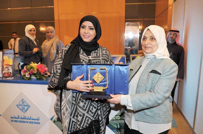 الصبيح تتلقى درعا تكريمية من مديرة العلاقات العامة في التامينات فاطمة الناصر﻿