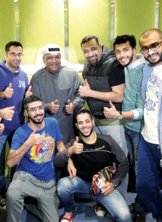 ويتوسط فريق عمل البرنامج