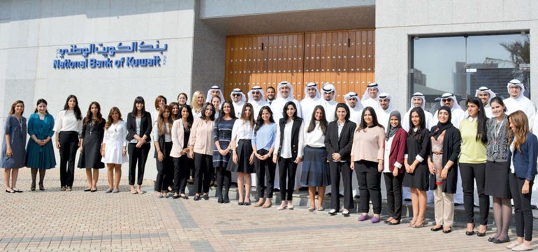 لقطة جماعية للمتدربين في البنك الوطني﻿