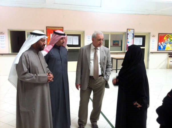 العيسى خلال حديثه مع عدد من التربويين﻿
