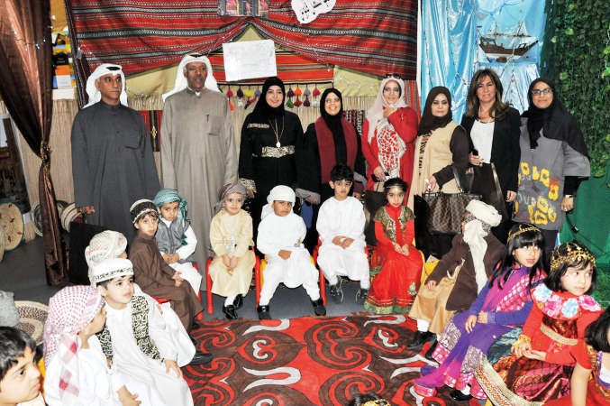عبدالله البصري متوسطا المشاركين في احتفال مدرسة الرسالة ثنائية اللغة ببرنامج اليوم العالمي احمد علي﻿