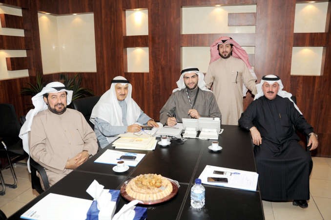 علي حسن وبدر الردعان وعبدالهادي الخباز واحمد الرفاعي مع الزميل محمد راتب خلال الو الانباء﻿