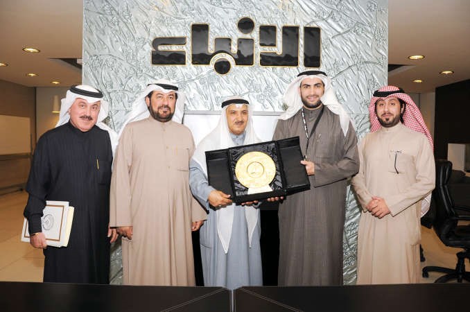 الزميل محمد راتب يتسلم درعا تكريمية لـ الانباء من علي حسن 	هاني الشمري﻿