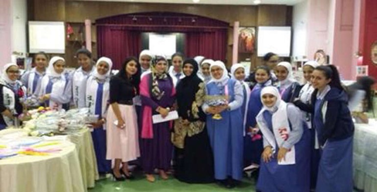 لقطة تذكارية مع الطالبات﻿