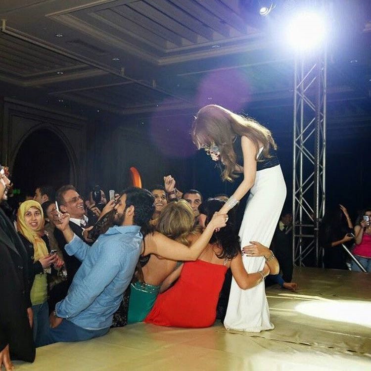 بالصور.. هل هذا الفستان أجمل ما أرتدته نانسي عجرم؟ 