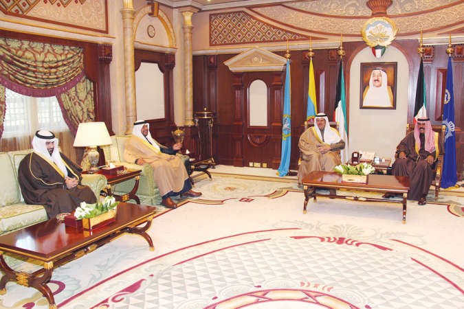 سمو نائب الامير وولي العهد لدى استقباله الشيخ سلمان الحمود والشيخ احمد المنصور واحمد الخزعل﻿