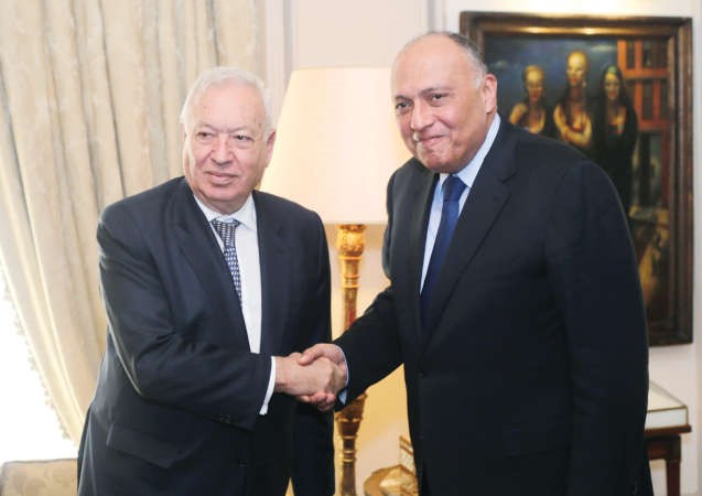 وزير الخارجية المصري سامح شكري يصافح نظيره الاسباني خوسيه مانويل غارسيا خلال لقائهما في القاهرة امسافپ