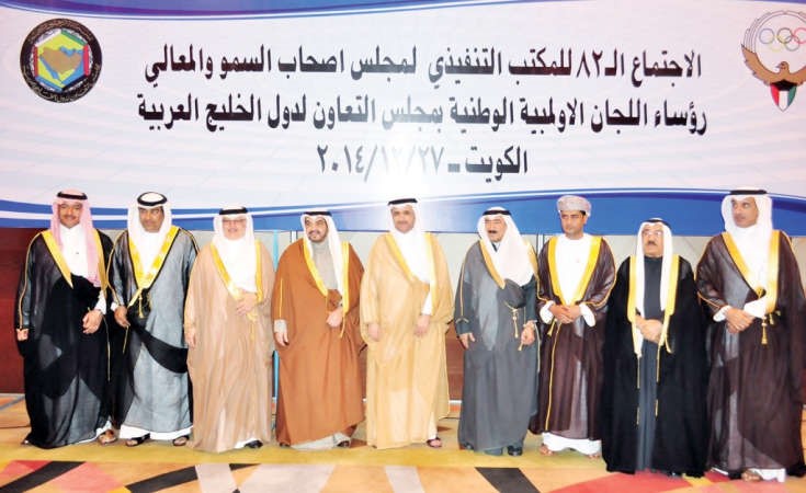 عبيد زايد يتوسط اعضاء المكتب التنفيذي﻿