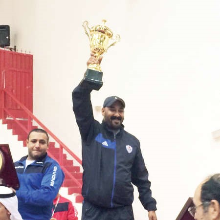 مدير الفريق عبدالله محمد يحمل كاس البطولة﻿