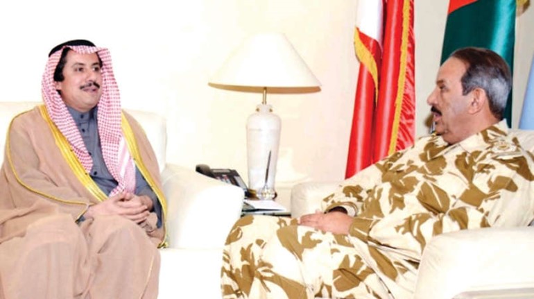الشيخ خليفة بن احمد ال خليفة خلال لقائه السفير الشيخ عزام الصباح﻿