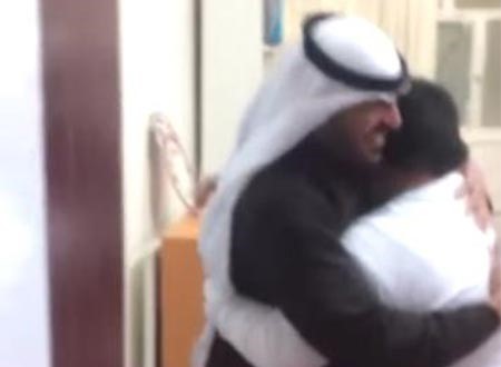 بالفيديو.. رد فعل طالب مصاب بـ "متلازمة داون" عند رؤيته معلمه الكويتي الذي كان يدرسه قبل عام