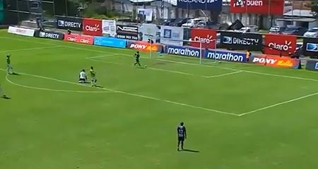 بالفيديو.. لاعب يذل الفريق الخصم بهدف مستفز