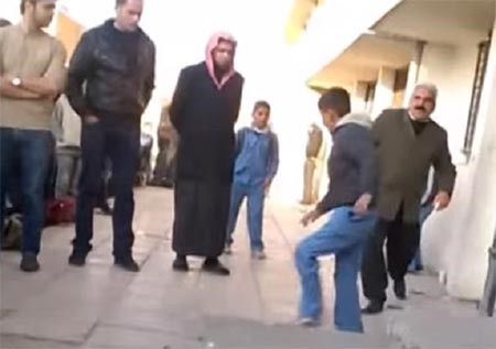 بالفيديو.. مدير مدرسة أردنية يحول الطابور الصباحي إلى "جلسة تعذيب" للطلاب