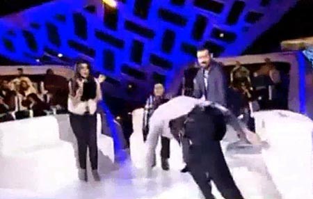 بالفيديو.. سقوط عنيف لممثل لبناني اثناء برنامج مباشر على قناة "الحياة" المصرية