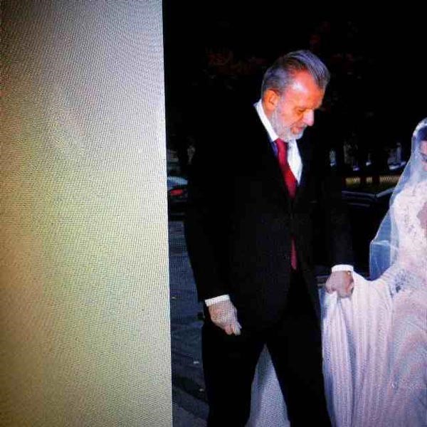 بالصور.. فستان زفاف لاميتا فرنجية بأكمام طويلة.. وتسريحة شعر مبهرة