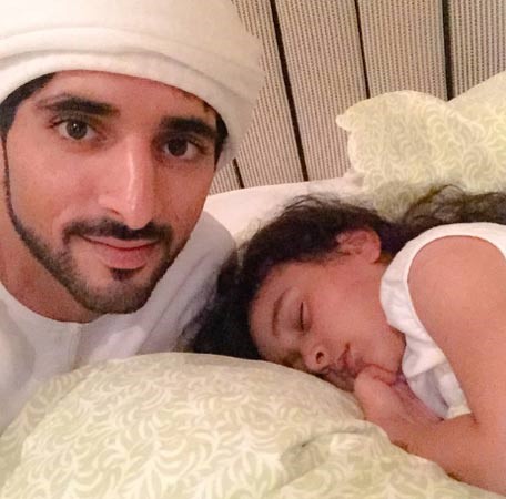 صورة: ولي عهد دبي مع طفلة.. وسط عيني