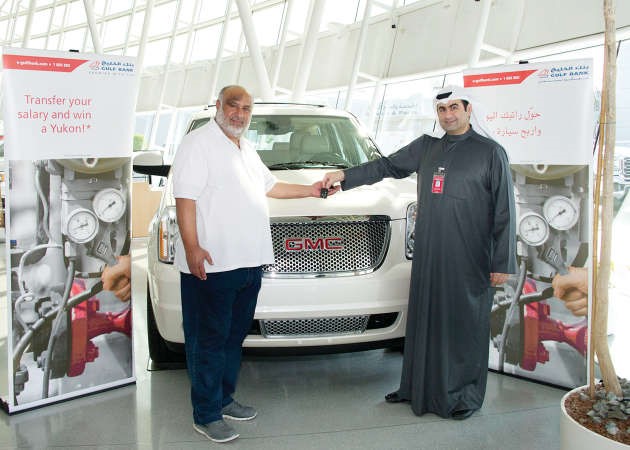 ياسر سليمان يقوم بتسليم مفاتيح السيارة الجديدة من جي ام سي يوكان للفائز حكمت عبدالرحيم مصطفى تايه
