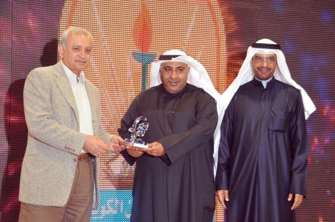 دبدر العيسى ومتعب العتيبي يكرمان ناجي الزامل ﻿