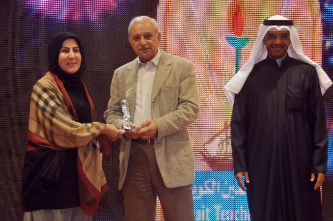 فاطمة الكندري تتسلم درعها من الوزير العيسى﻿