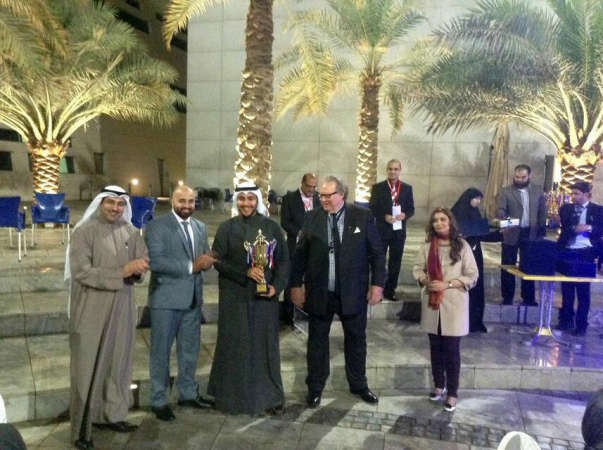 تكريم الطالب حمود الخميس على هامش مشاركته في المؤتمر