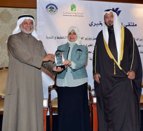 هند الصبيح ود عبدالله المعتوق يكرمان احد الحضور﻿