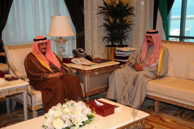سمو نائب الامير وولي العهد الشيخ نواف الاحمد مستقبلا الشيخ دابراهيم الدعيج