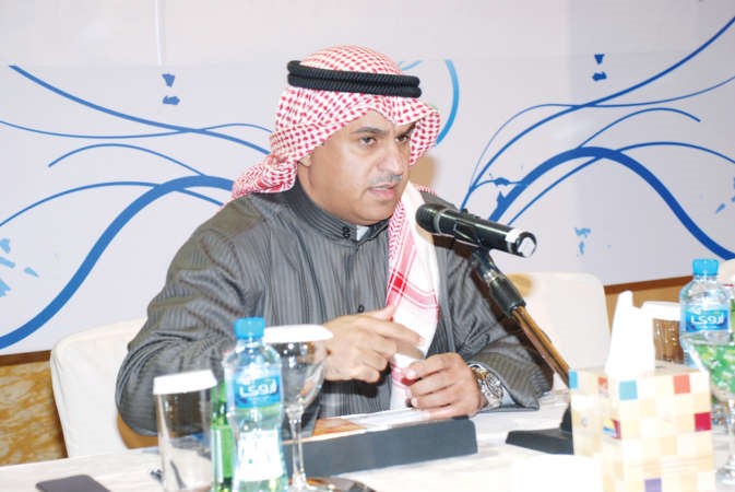ناصر ابا الخيل متحدثا خلال الندوة