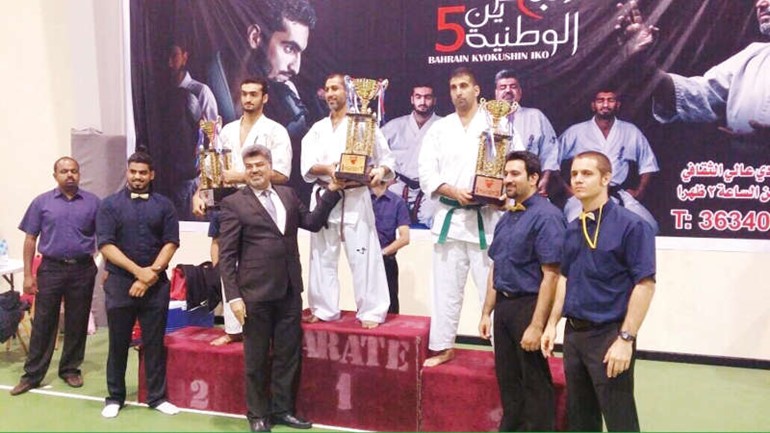 صلاح بهزاد يتسلم كاس المركز الاول﻿