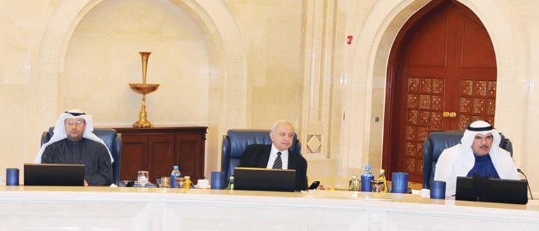 الشيخ سلمان الحمود ودبدر العيسى ودعلي العبيدي خلال الاجتماع﻿