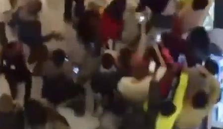بالفيديو.. "خناقة نسوان اميركية" حامية تجمع 1000 فتاة وتؤدي لاغلاق "المول"