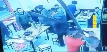 فيديو.. عصابة تحطم مطعما مزدحماً بالمناجل والسيوف