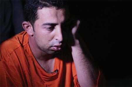 صورة تداولها ناشطون للطيار الاردني معاذ الكساسبة بالزي البرتقالي خلال مقابلته مع مجلة دابق التابعة لداعش 