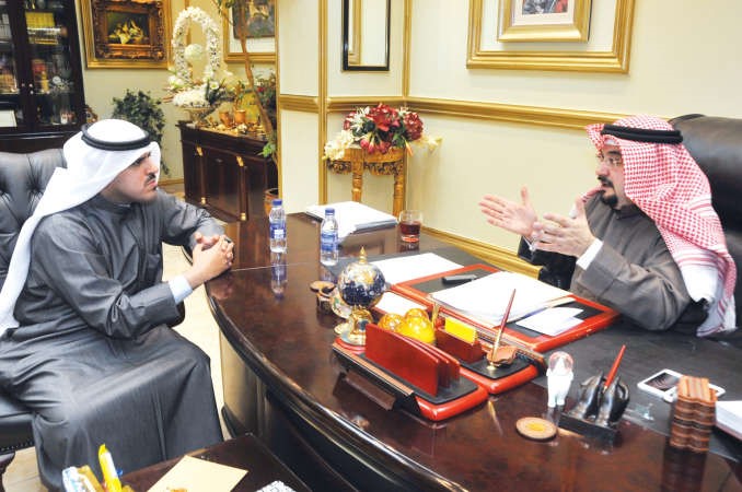دمحمود العبدالهادي متحدثا الى الزميل عبدالكريم العبدالله 	محمد هاشم ﻿