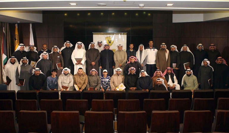 الشيخ فهد الاحمد والزميل مرزوق العجمي ود حسين المكيمي يتوسطون المشاركين في الدورة﻿
