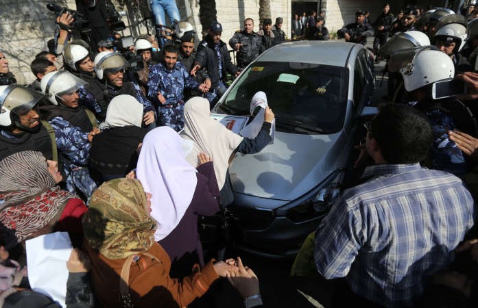 فلسطينيون يعترضون موكب احد وزراء حكومة الوفاق الفلسطينية قبل اجتماعها بغزة امس للمطالبة برواتبهم افپ﻿