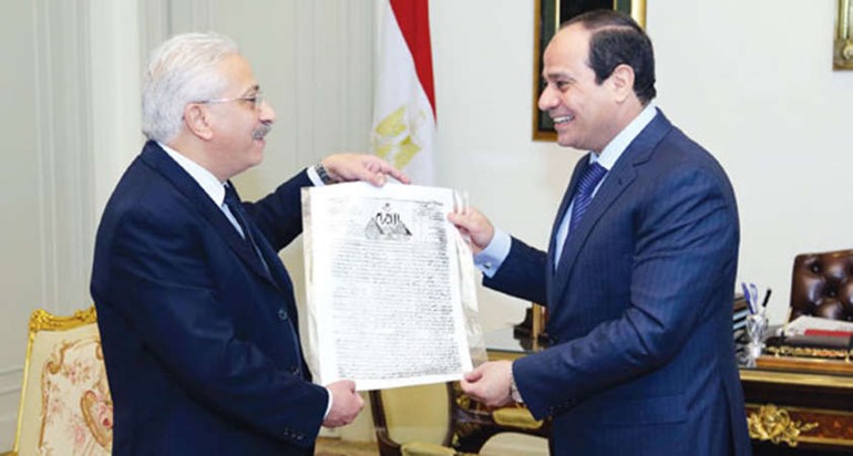 الرئيس المصري عبد الفتاح السيسي يتسلم العدد الاول من الاهرام من رئيس تحريرها بمناسبة مرور 140 عاما على صدورها الاهرام 